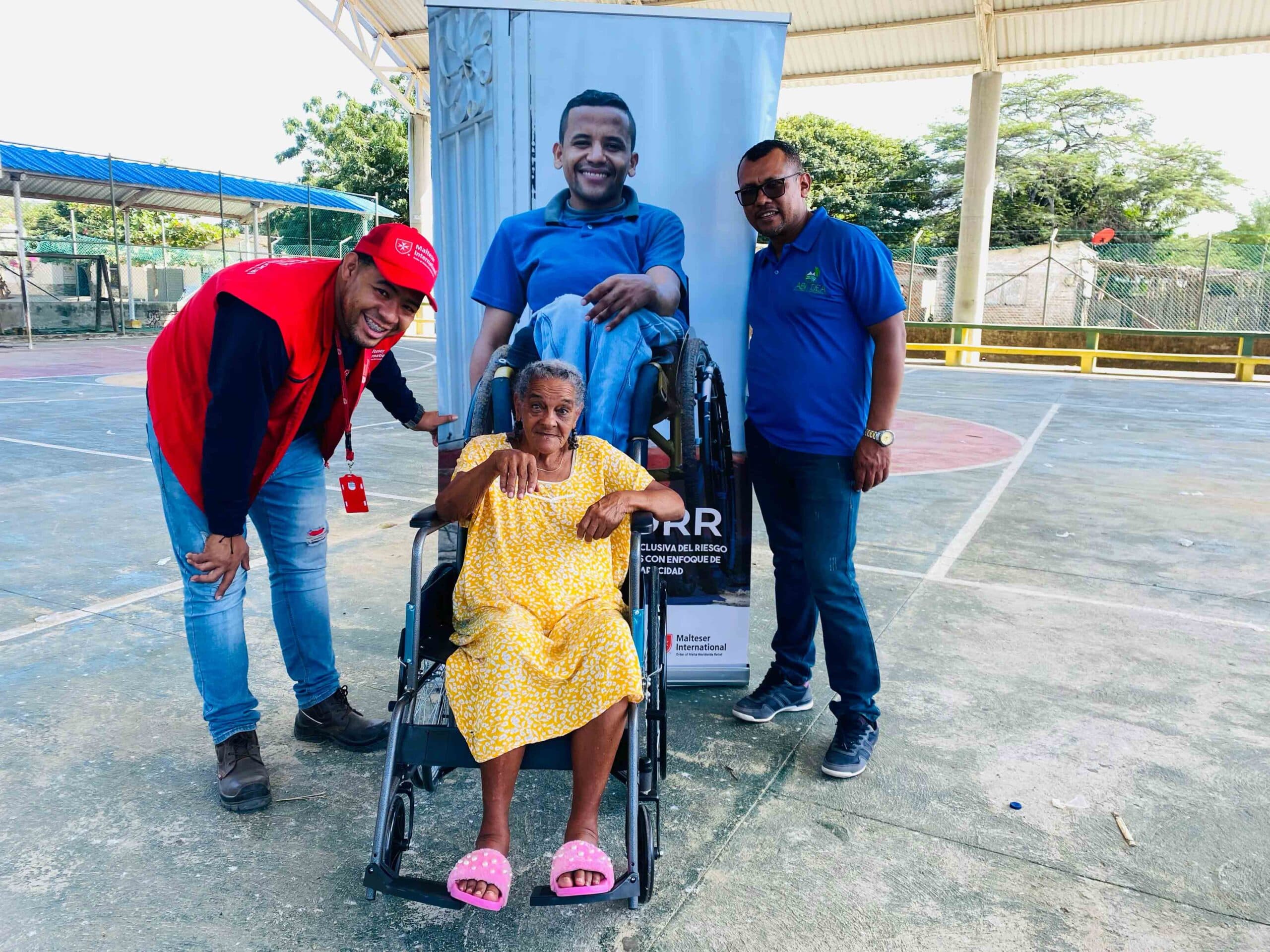 Equipo ABIUDEA con comunidad beneficiaria