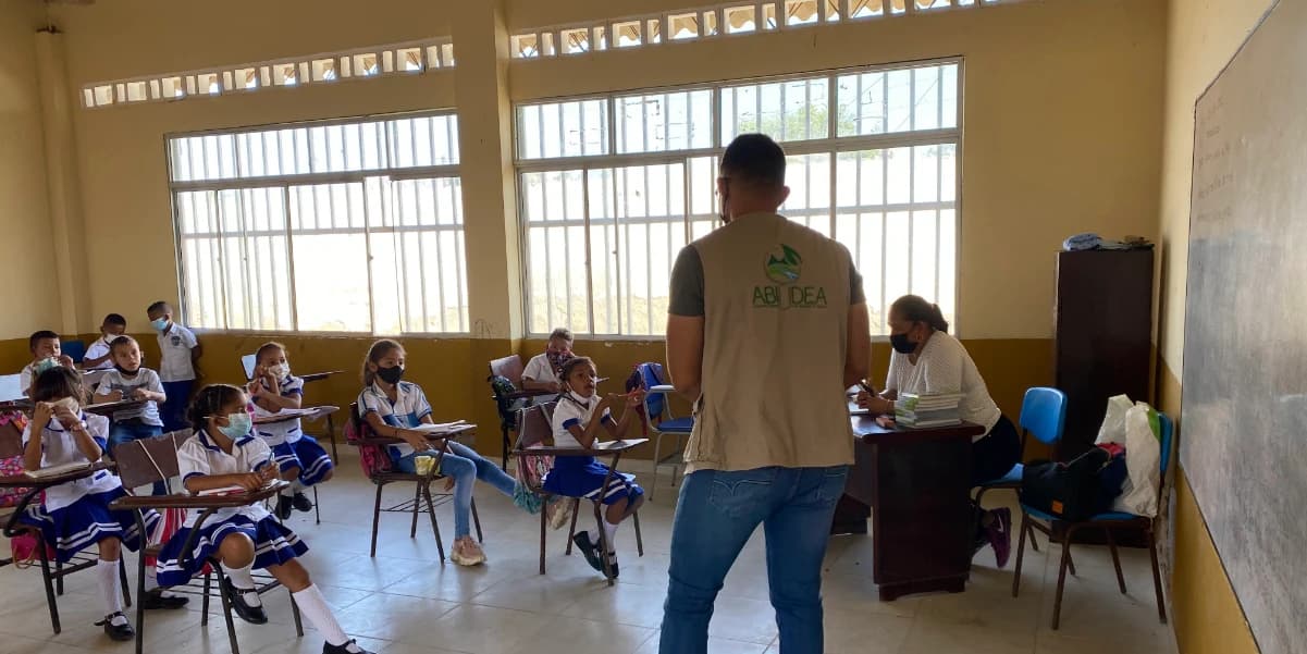 Equipo ABIUDEA trabajando con la comunidad