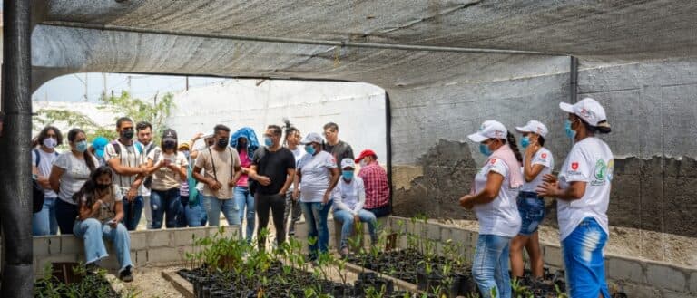 Comunidad trabajando junto a ABIUDEA