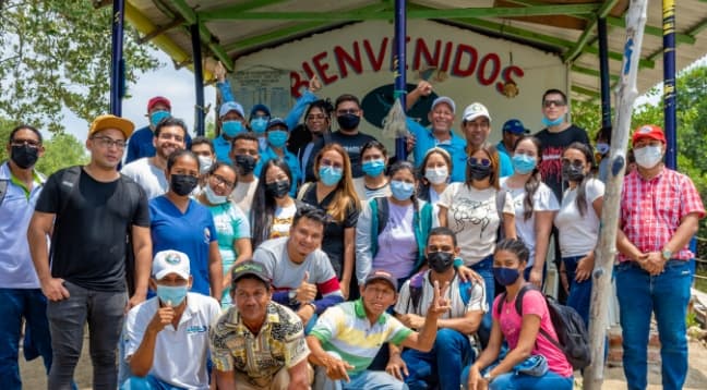 Comunidad dando la bienvenida al equipo ABIUDEA