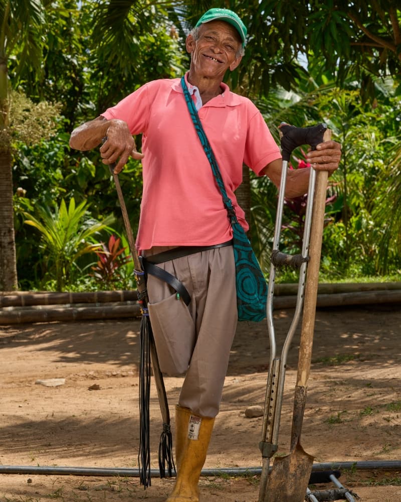Trabajador de campo con herramientas