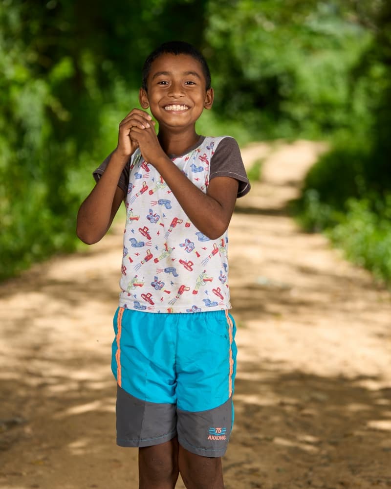 Niño de comunidad beneficiaria