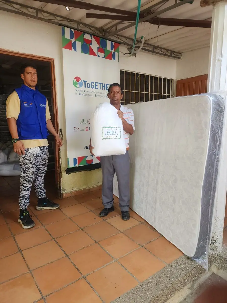 Entrega de un kit de descanso a un habitante del barrio María Cristina