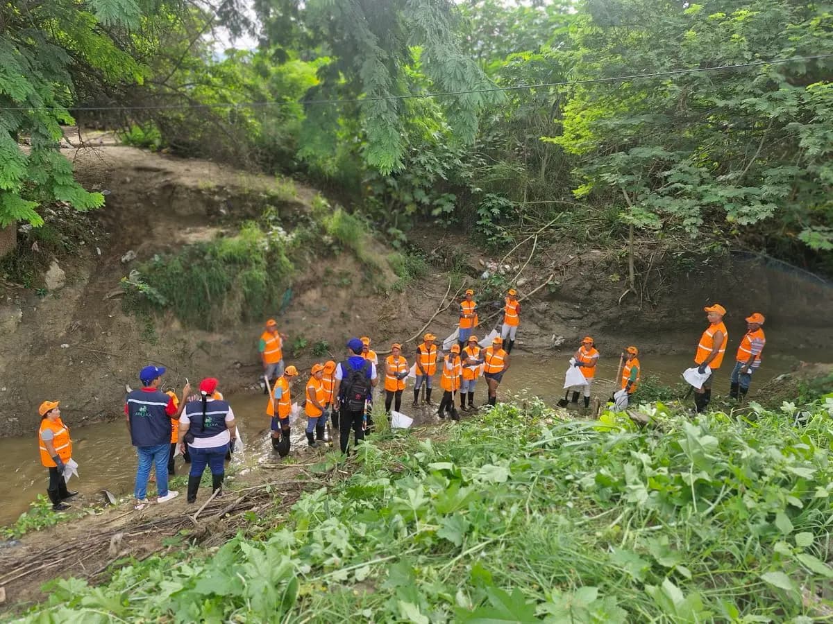 Brigada comunitaria de limpieza en el cauce de Villa Betel
