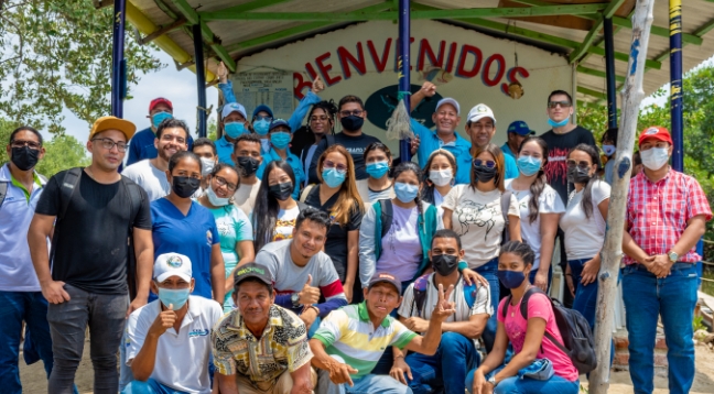 Comunidad dando la bienvenida al equipo ABIUDEA