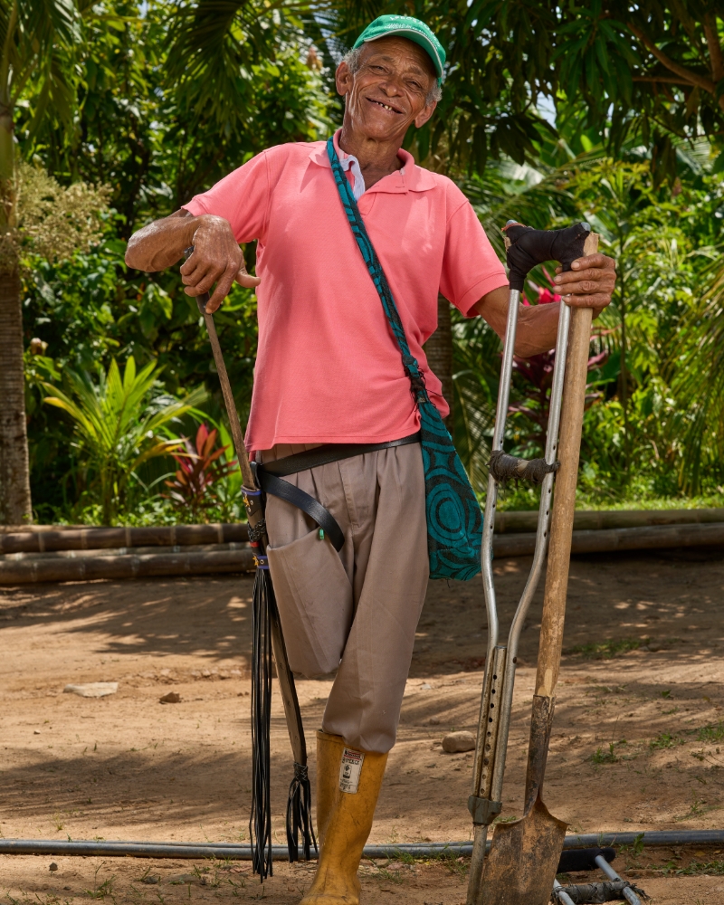 Trabajador de campo con herramientas